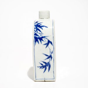 Une boîte à thé en porcelaine de Chine bleu et blanc aux coqs, époque Transition — photo 5