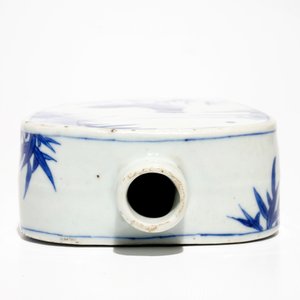Une boîte à thé en porcelaine de Chine bleu et blanc aux coqs, époque Transition — photo 6
