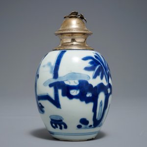 Une boîte à thé en porcelaine de Chine bleu et blanc aux Longues dames monteé d'argent, Kangxi — photo 3