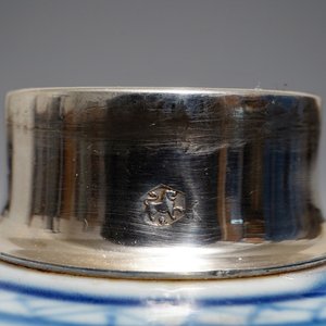 Une boîte à thé en porcelaine de Chine bleu et blanc aux Longues dames monteé d'argent, Kangxi — photo 7