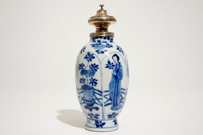 Une boîte à thé en porcelaine de Chine bleu et blanc monté d'argent, Kangxi