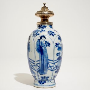Une boîte à thé en porcelaine de Chine bleu et blanc monté d'argent, Kangxi — photo 2