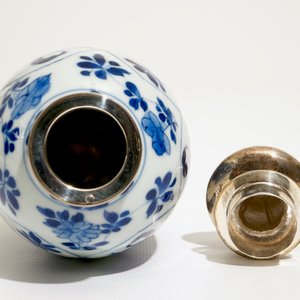 Une boîte à thé en porcelaine de Chine bleu et blanc monté d'argent, Kangxi — photo 5