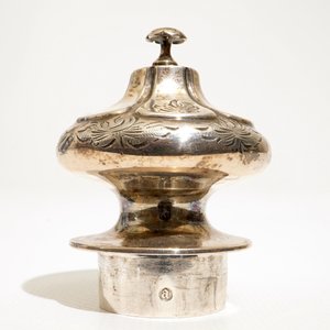 Une boîte à thé en porcelaine de Chine bleu et blanc monté d'argent, Kangxi — photo 7