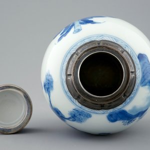 Une boîte à thé en porcelaine de Chine bleu et blanc montée en argent, Kangxi — photo 5