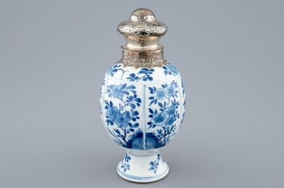 Une boîte à thé en porcelaine de Chine bleu et blanc montée en argent, Kangxi