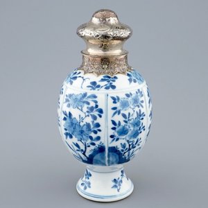 Une boîte à thé en porcelaine de Chine bleu et blanc montée en argent, Kangxi — photo 1