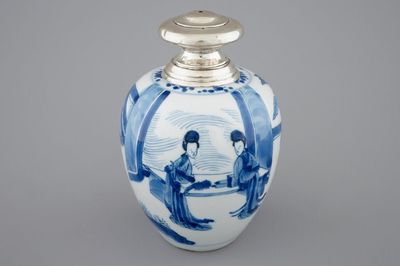 Une boîte à thé en porcelaine de Chine bleu et blanc montée en argent, Kangxi