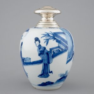 Une boîte à thé en porcelaine de Chine bleu et blanc montée en argent, Kangxi — photo 3