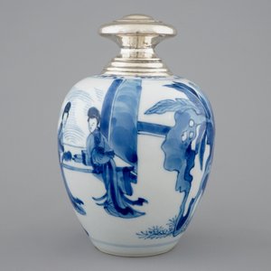 Une boîte à thé en porcelaine de Chine bleu et blanc montée en argent, Kangxi — photo 5