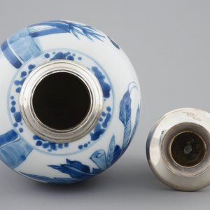 Une boîte à thé en porcelaine de Chine bleu et blanc montée en argent, Kangxi — photo 6
