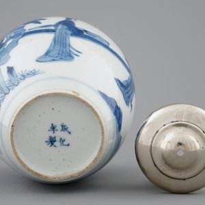 Une boîte à thé en porcelaine de Chine bleu et blanc montée en argent, Kangxi — photo 7