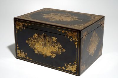 Une boîte à thé en porcelaine de Chine d'exportation en laque dorée, 19ème
