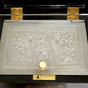 Une boîte à thé en porcelaine de Chine d'exportation en laque dorée, 19ème — photo 4