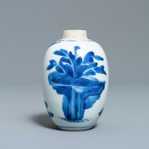 Une boîte à thé en porcelaine de Chine en bleu et blanc à couvercle en argent, Kangxi — photo 4