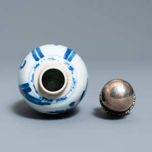 Une boîte à thé en porcelaine de Chine en bleu et blanc à couvercle en argent, Kangxi — photo 6