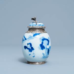Une boîte à thé en porcelaine de Chine en bleu et blanc à monture en argent, Kangxi — photo 3