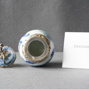 Une boîte à thé en porcelaine de Chine en bleu et blanc à monture en argent, Kangxi — photo 10