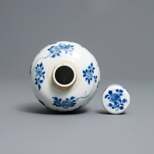 Une boîte à thé en porcelaine de Chine en bleu et blanc, Kangxi — photo 7