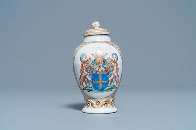 Une boîte à thé en porcelaine de Chine famille rose aux armes de Van den Cruyce pour le marché belge, Qianlong