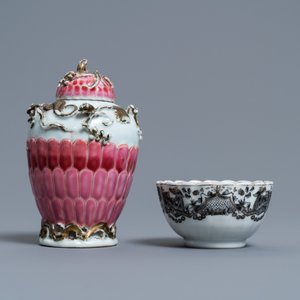 Une boîte à thé en porcelaine de Chine famille rose et une tasse et soucoupe en grisaille, Yongzheng/Qianlong — photo 4