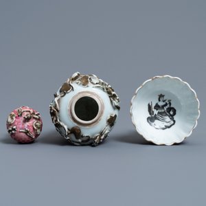 Une boîte à thé en porcelaine de Chine famille rose et une tasse et soucoupe en grisaille, Yongzheng/Qianlong — photo 8