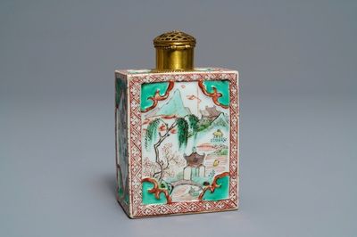 Une boîte à thé en porcelaine de Chine famille verte à décor en relief, Kangxi