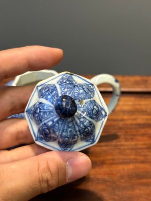 Une boîte à thé et deux théières en porcelaine de Chine en bleu et blanc, Kangxi/Qianlong — photo 18