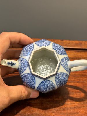 Une boîte à thé et deux théières en porcelaine de Chine en bleu et blanc, Kangxi/Qianlong — photo 20