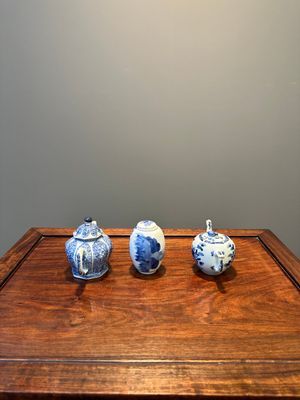 Une boîte à thé et deux théières en porcelaine de Chine en bleu et blanc, Kangxi/Qianlong — photo 2