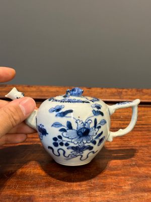 Une boîte à thé et deux théières en porcelaine de Chine en bleu et blanc, Kangxi/Qianlong — photo 23