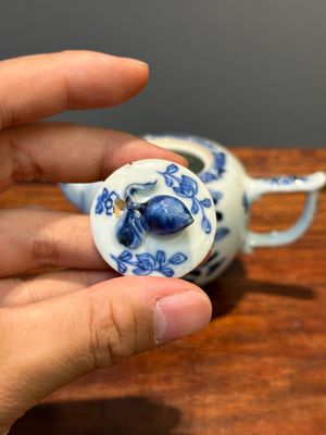 Une boîte à thé et deux théières en porcelaine de Chine en bleu et blanc, Kangxi/Qianlong — photo 24