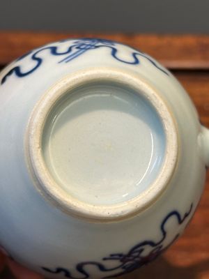 Une boîte à thé et deux théières en porcelaine de Chine en bleu et blanc, Kangxi/Qianlong — photo 27