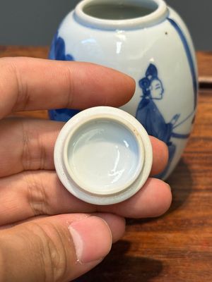 Une boîte à thé et deux théières en porcelaine de Chine en bleu et blanc, Kangxi/Qianlong — photo 7