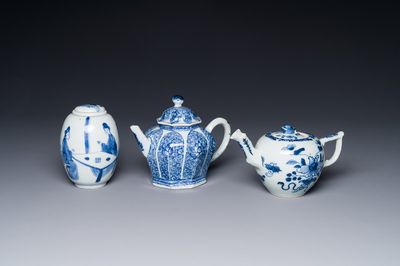 Une boîte à thé et deux théières en porcelaine de Chine en bleu et blanc, Kangxi/Qianlong