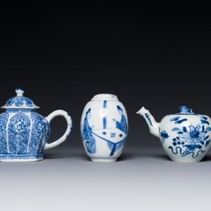 Une boîte à thé et deux théières en porcelaine de Chine en bleu et blanc, Kangxi/Qianlong — photo 2