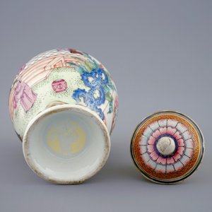 Une boîte à thé et son couvercle en porcelaine de Chine famille rose, Yongzheng, 1723-1735 — photo 6