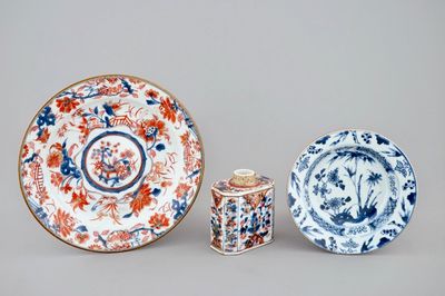 Une boîte à thé et un saladier en porcelaine de Chine de style Imari et une assiette en bleu et blanc, Qianlong