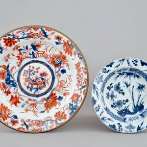 Une boîte à thé et un saladier en porcelaine de Chine de style Imari et une assiette en bleu et blanc, Qianlong — photo 2
