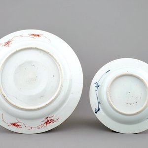 Une boîte à thé et un saladier en porcelaine de Chine de style Imari et une assiette en bleu et blanc, Qianlong — photo 3