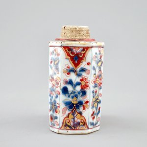Une boîte à thé et un saladier en porcelaine de Chine de style Imari et une assiette en bleu et blanc, Qianlong — photo 5