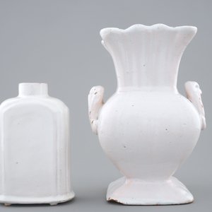 Une boîte à thé et un vase carré en blanc de Delft, prob. France, 18ème — photo 3