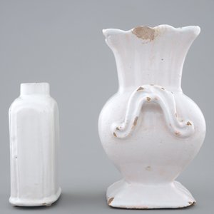 Une boîte à thé et un vase carré en blanc de Delft, prob. France, 18ème — photo 4