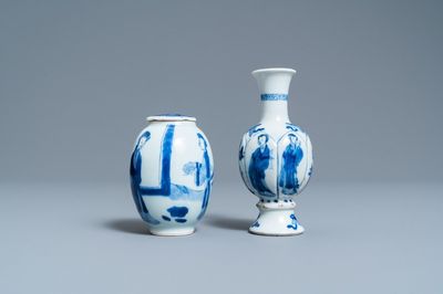 Une boîte à thé et un vase de forme bouteille en porcelaine de Chine en bleu et blanc, Kangxi