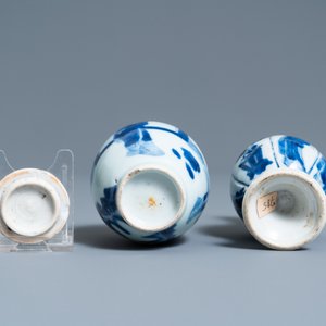 Une boîte à thé et un vase de forme bouteille en porcelaine de Chine en bleu et blanc, Kangxi — photo 6