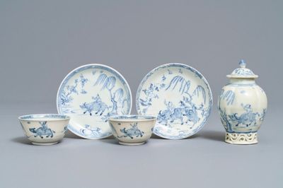 Une boîte à thé et une paire de tasses et soucoupes en porcelaine de Chine bleu et blanc, épave Ca Mau, Yongzheng