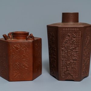 Une boîte à thé et une théière en grès de Yixing à décor en relief, Chine, Kangxi — photo 1