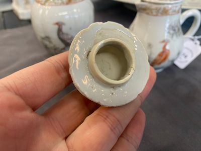 Une boîte à thé et une verseuse couverte en porcelaine de Chine à décor de faisans en grisaille et rouge de fer, Yongzheng — photo 11