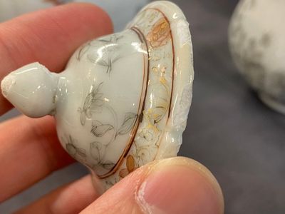 Une boîte à thé et une verseuse couverte en porcelaine de Chine à décor de faisans en grisaille et rouge de fer, Yongzheng — photo 12