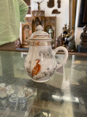 Une boîte à thé et une verseuse couverte en porcelaine de Chine à décor de faisans en grisaille et rouge de fer, Yongzheng — photo 2